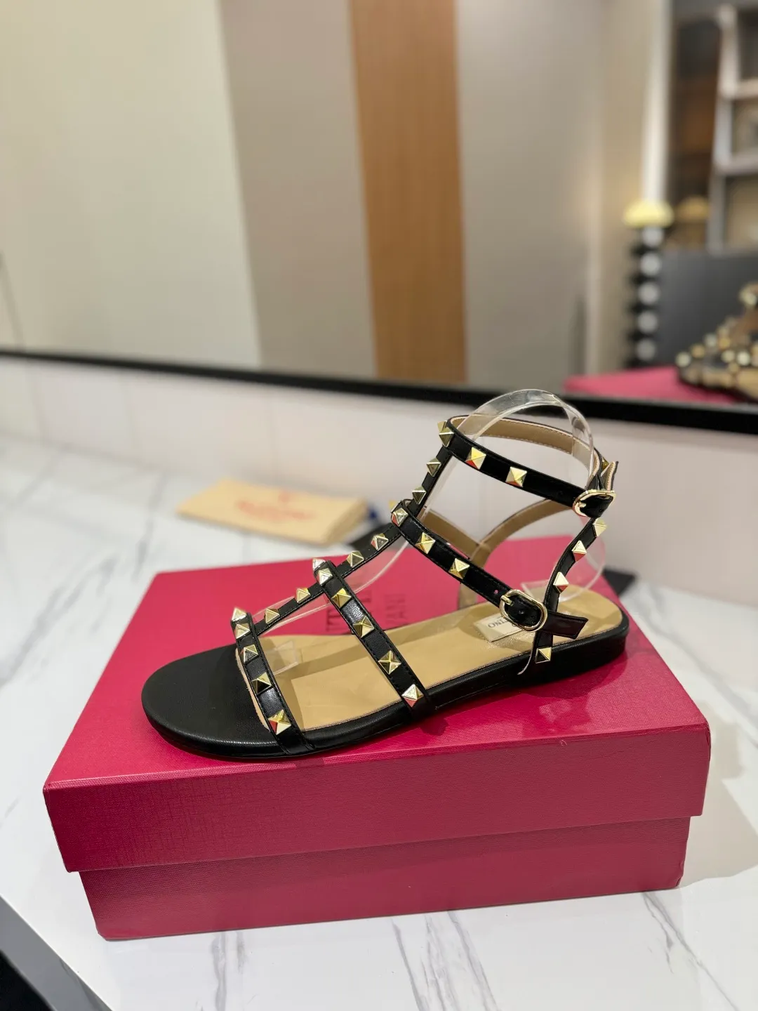 👟👟Ex-factory price 520👟👟 Valentino/Valentino rivet VT classic ankle-wrap rivet sandals, timeless 🆕 deeply rooted in people's hearts❤️A must-have item that never goes out of style🫰top replica! The side curves are perfect, the original molded custom-made rust-free rivets, and the textured hardware bring out a full sense of high-end, giving you a genuine foot feel! The first choice for high-end customers❤️ [Material] Upper: Original imported customized cowhide Inner lining: Original imported goatskin Outsole: Imported pearlescent leather outsole Code number: 35-39 [34, 40, 41, 42 are custom-made and cannot be returned or exchanged]